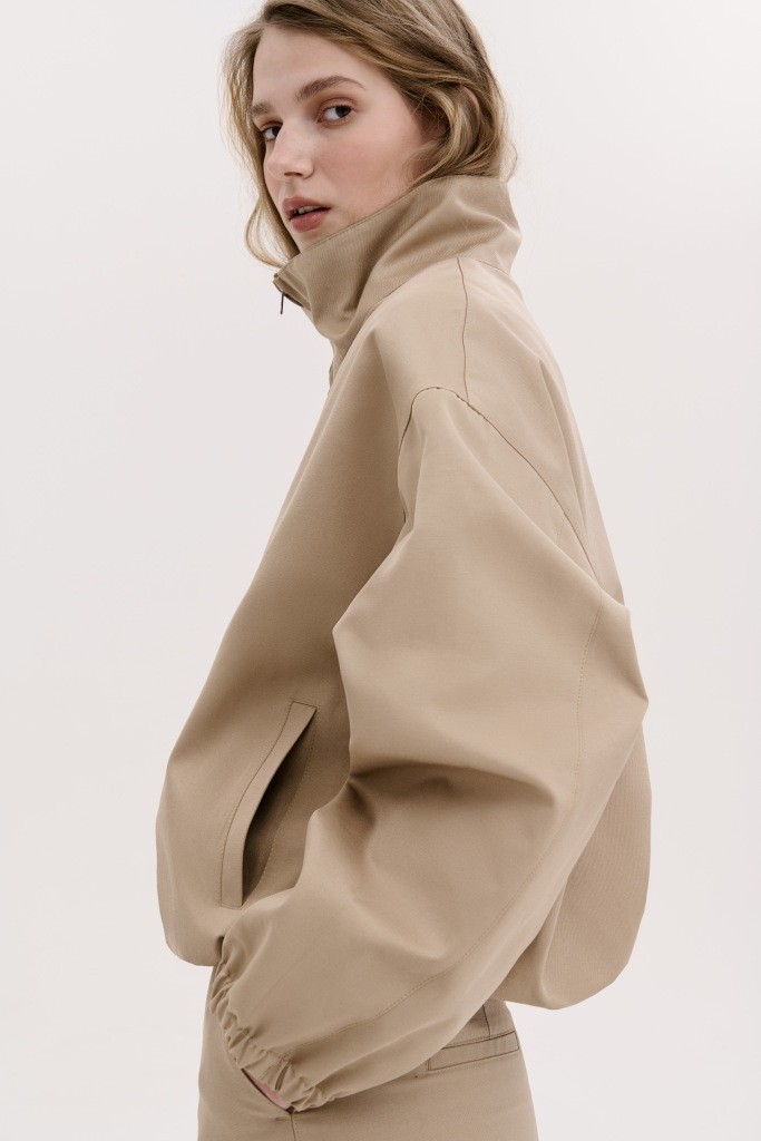 МІНІМАЛІСТИЧНА КУРТКА-БОМБЕР З ВИСОКИМ  КОМІРОМ-СТІЙКОЮ 1263 зображення 3